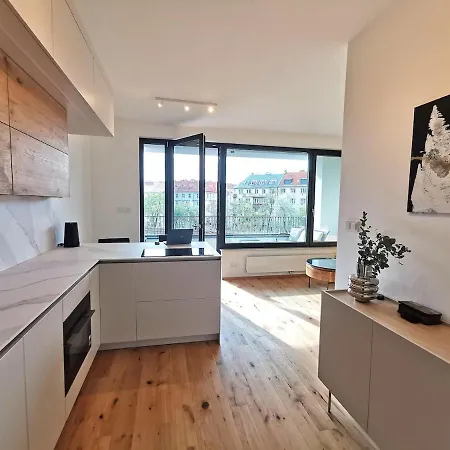 Apartment Free Private Parking, Location, Nuslesky Pivovar Sunset Balcony Home,